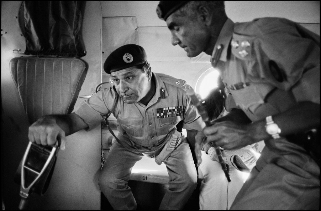 সামরিক হেলিকপ্টারের মধ্যে পাকিস্তানি জেনারেল আমির আবদুল্লাহ খান নিয়াজির (বামে) এই ছবিটি তুলেছেন আব্বাস আত্তার নামের এক ইরানি আলোকচিত্রী।