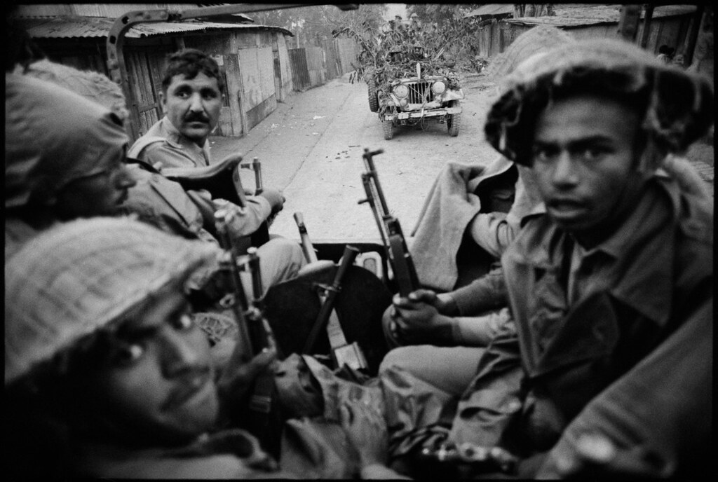 ভোরবেলা পাকিস্তানি সৈন্যদের একটি ভারী সশস্ত্র কনভয় ভারতীয় সেনাবাহিনীর দখল করা এলাকা অতিক্রম করছে। রংপুর ও বগুড়ার মধ্যবর্তী কোনো একটি স্থানে তোলা এই ছবির বর্ণনায় এমনটাই লিখেছিলেন ইরানি আলোকচিত্রী আব্বাস আত্তার।