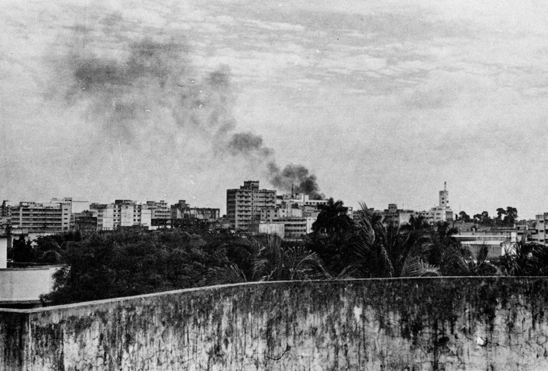 ঢাকার গভর্নর হাউসে (বর্তমান বঙ্গভবন) বিমান হামলার পরপর ছবিটি তুলেছিলেন মুক্তিযোদ্ধা ও চিত্রগ্রাহক শফিকুল ইসলাম স্বপন।