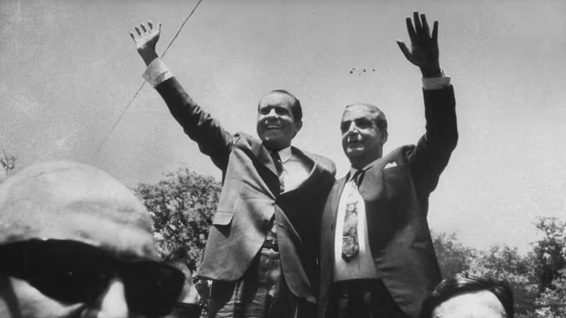 টাইম লাইফ পিকচার্স ও গেটি ইমেজেসেরে সৌজন্যে পাওয়া পাকিস্তানের প্রেসিডেন্ট ইয়াহিয়া খান ও যুক্তরাষ্ট্রের প্রেসিডেন্ট রিচার্ড নিক্সনের এই ছবিটি ১৯৬৯ সালে লাহোরে তোলা। তুলেছিলেন সাংবাদিক আর্থার শ্যাৎজ।