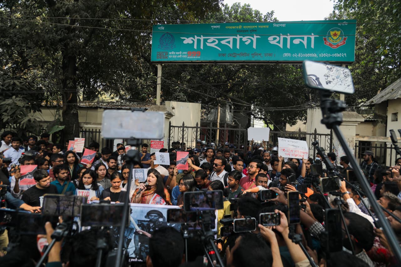 ঢাকা বিশ্ববিদ্যালয়ের (ঢাবি) এক শিক্ষার্থীর ওপর ‘পুলিশি হামলার’ প্রতিবাদে শাহবাগ থানার সামনে অবস্থান কর্মসূচি পালন করেছেন শিক্ষার্থীরা। ছবি: অনিক রহমান/ঢাকা রিপোর্টেজ